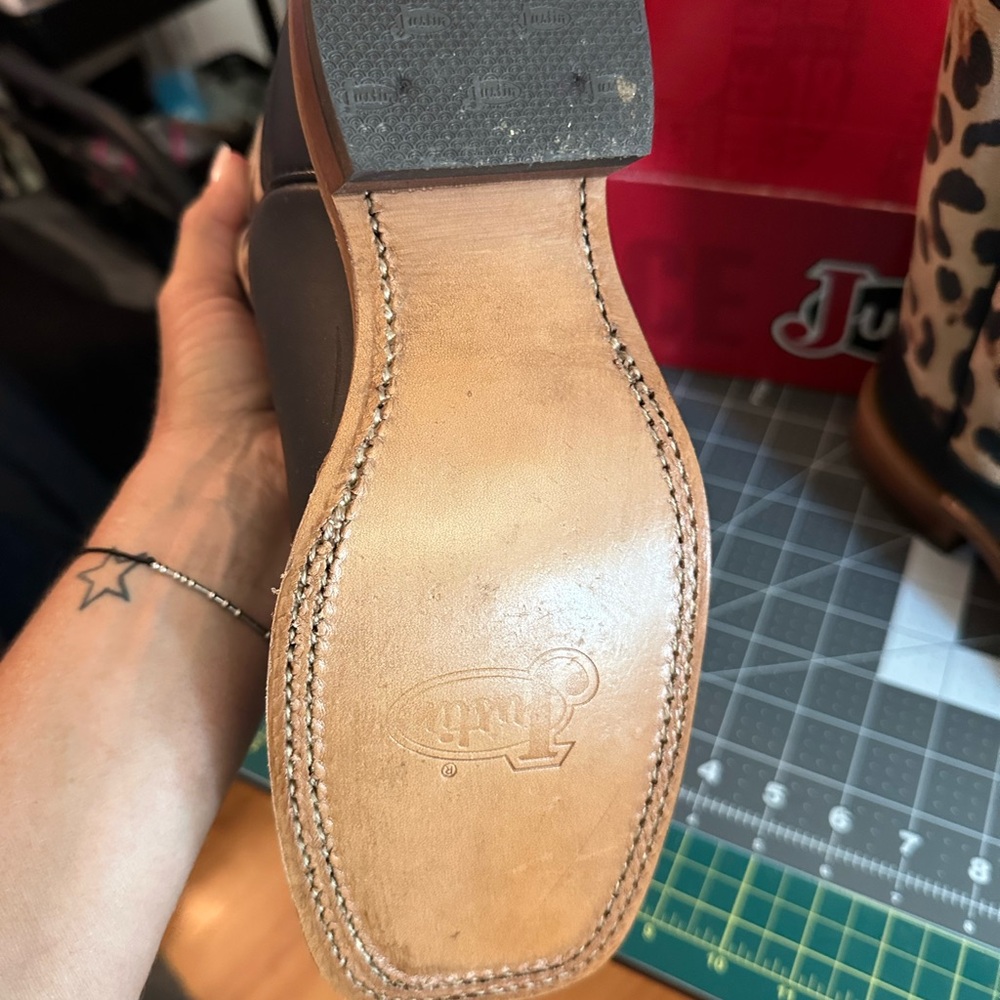 Justin Cowboy Boots Tan and Black Leather Cheetah 6.5B - Picture 6 of 10